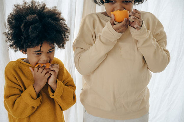 kids eating oranges