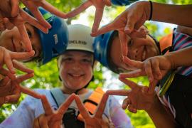 campers making star with fingers